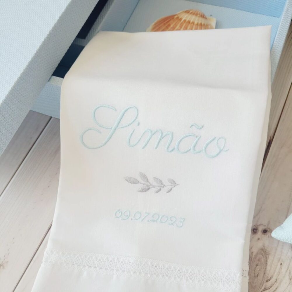 Toalha de batismo bordada à mão