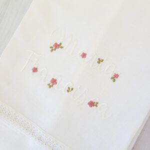 Toalha de batismo nome floral - Image 4