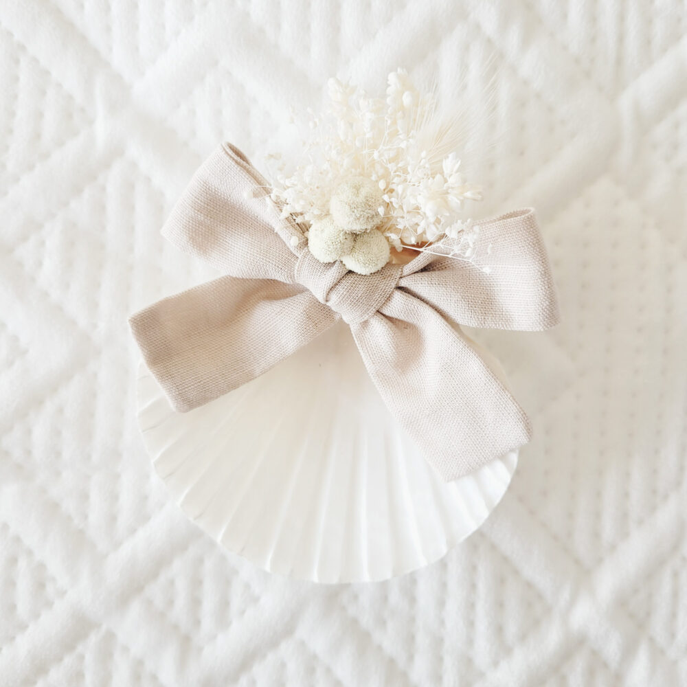 Concha vieira com laço em linho e flores