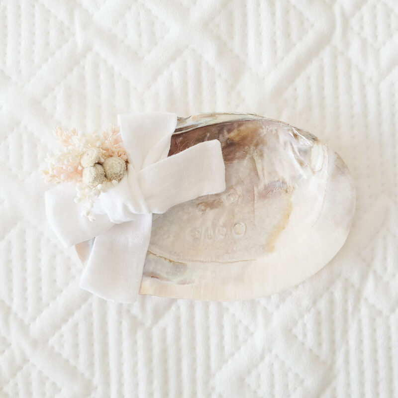 Concha madrepérola com laço em linho e flores