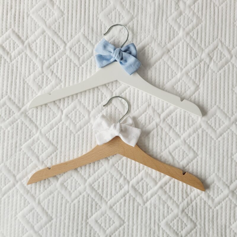 Cabide de madeira com laço em linho