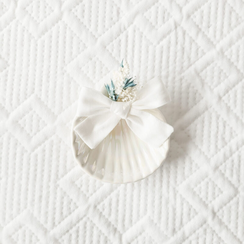 Concha cerâmica com laço em linho e flores