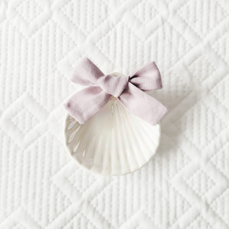 Concha cerâmica com laço em linho