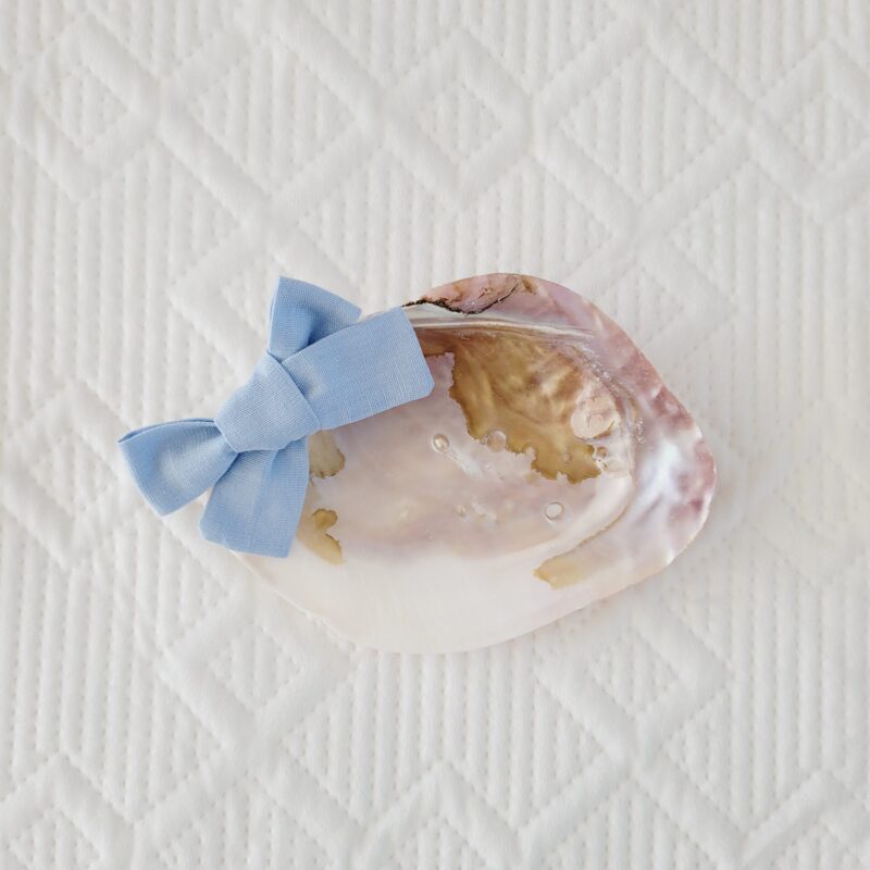 Concha madrepérola com laço em linho